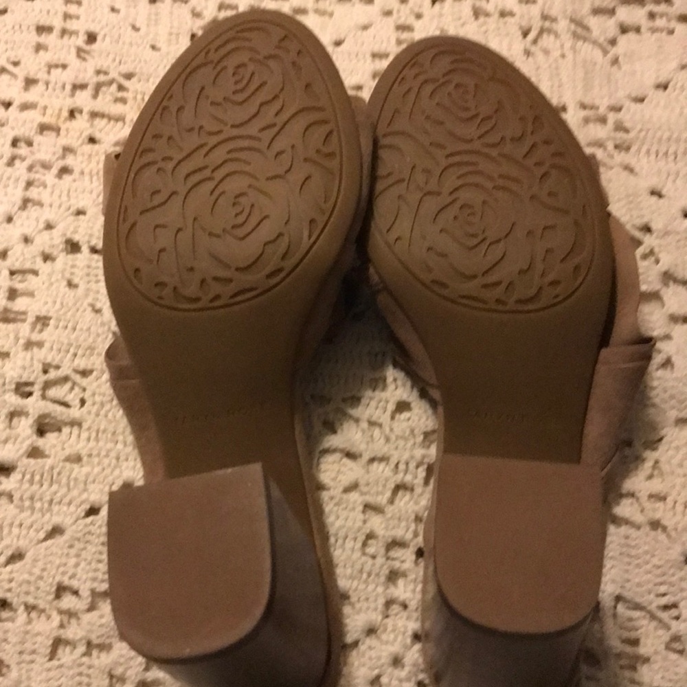 Sueded ruffled sandals! Sexy and feminine! - Picture 6 of 7